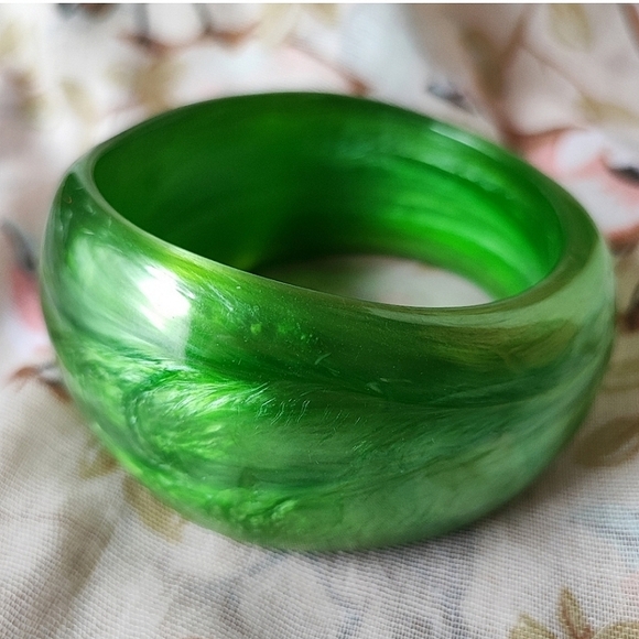 Creamy White Chunky Lucite Clear Rhinestone Hexagon Bangle Bracelet Unsigned EUC - Picture 13 of 16